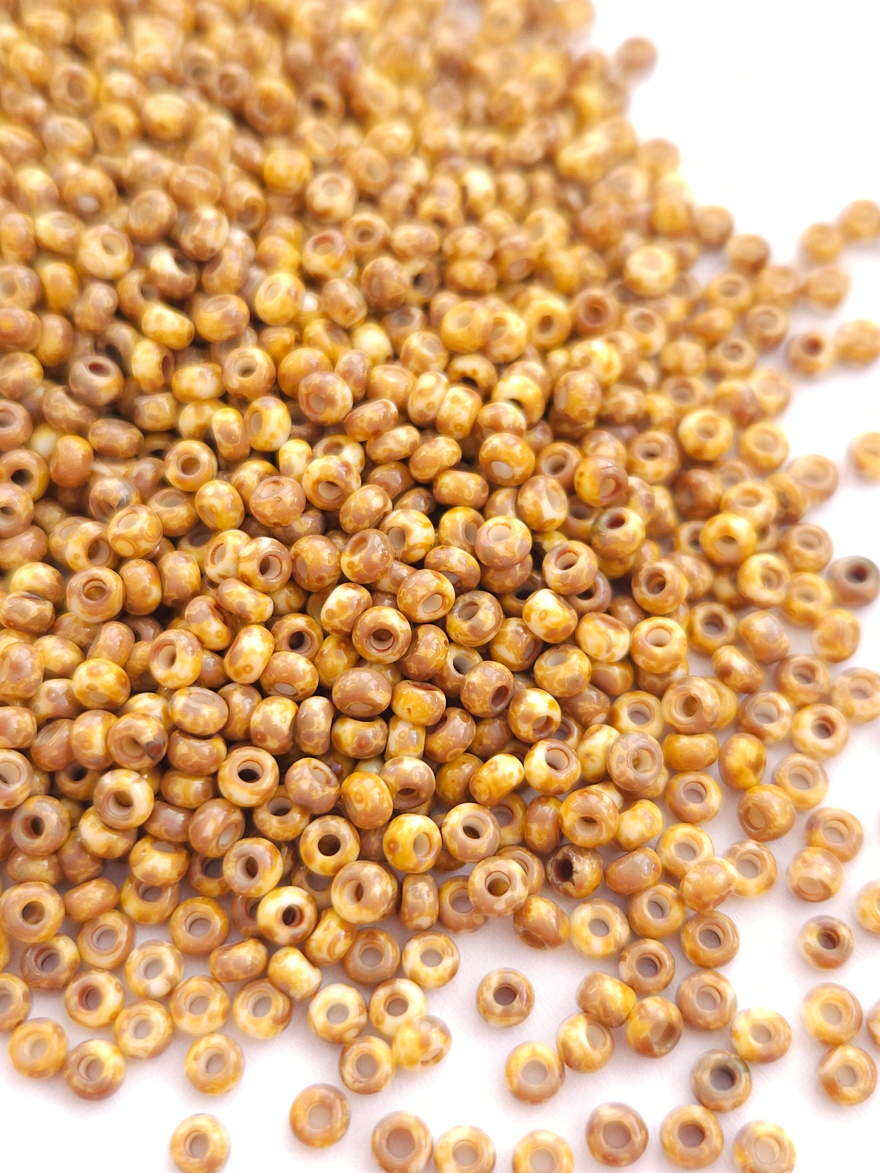 Czech Rocailles 8/0 Chalk White Dark Travertine 86805