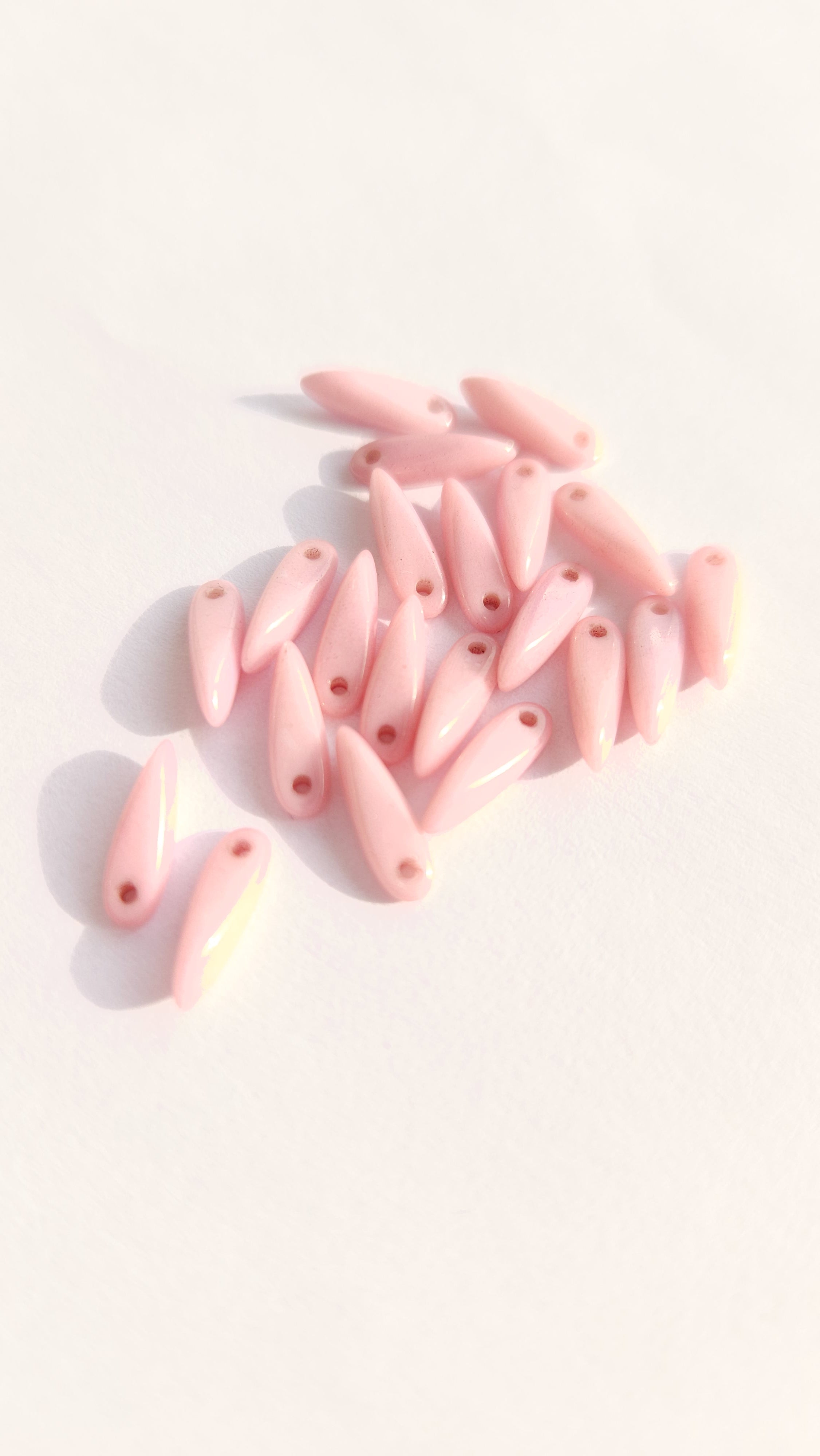 Dagger beads 3 x 11 mm Chalk White Lila Luster