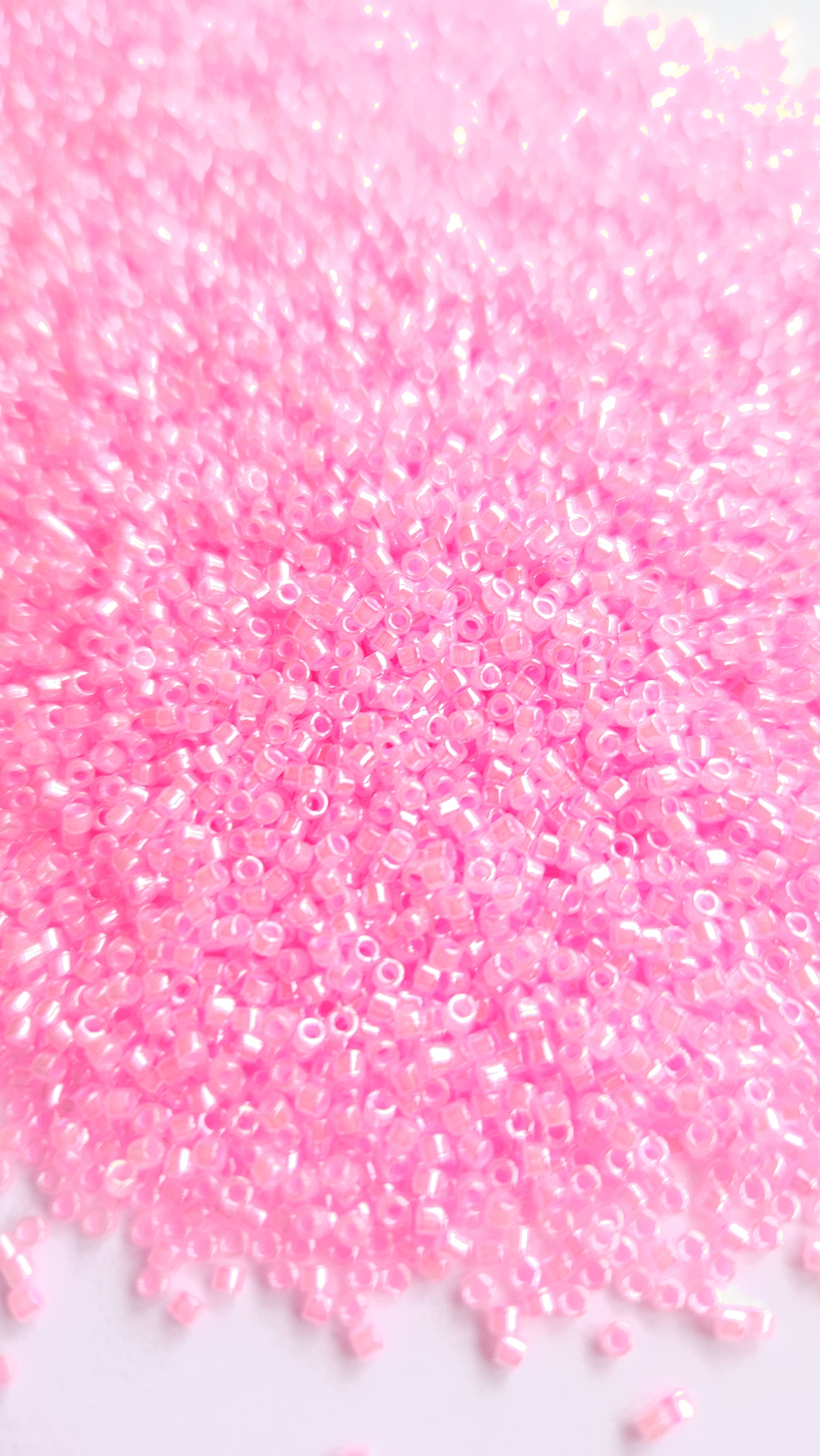 Miyuki Delica 11/0 Lined crystal Med. Pink Luster DB0245