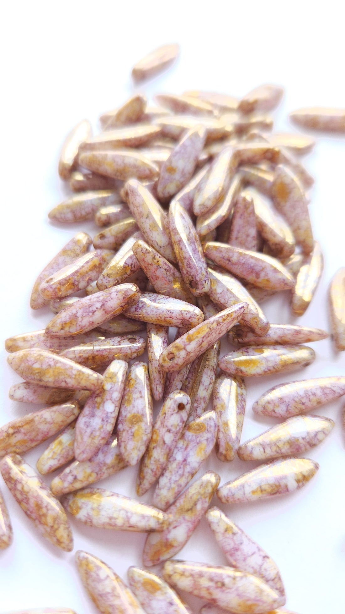 Dagger 5 x 16 mm Chalk White Lilac Gold Luster