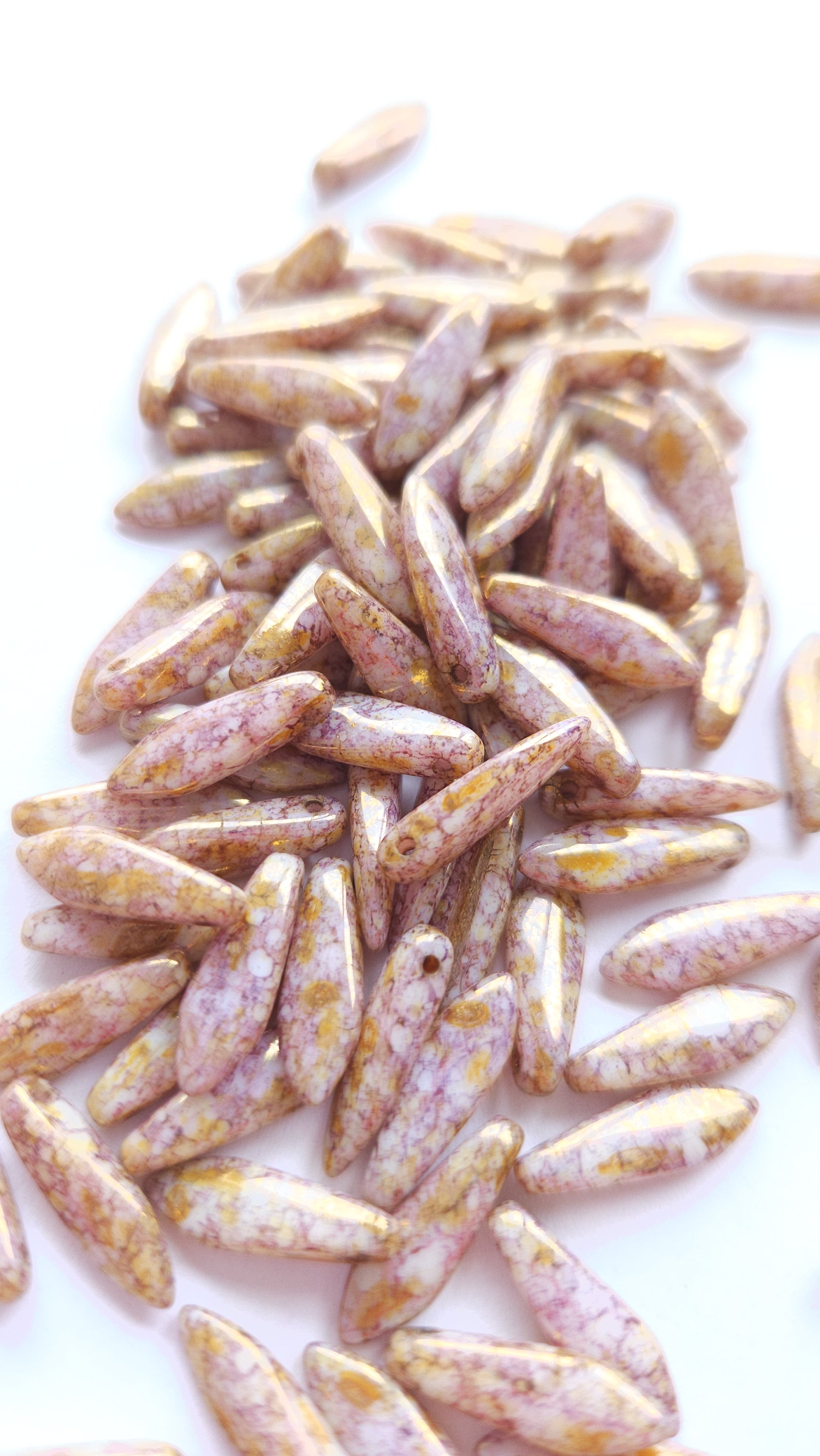 Dagger 5 x 16 mm Chalk White Lilac Gold Luster