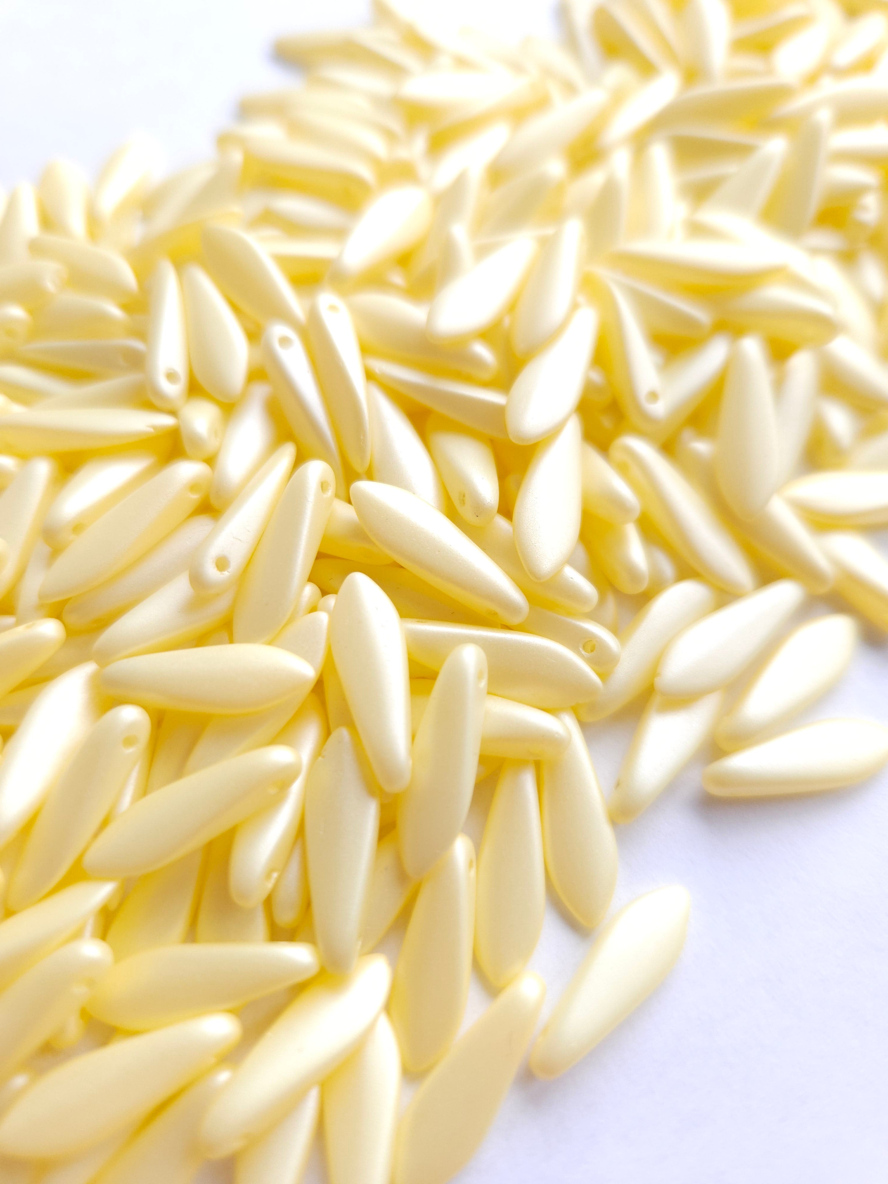 Dagger 5 x 16 mm Powdery Pastel Yellow