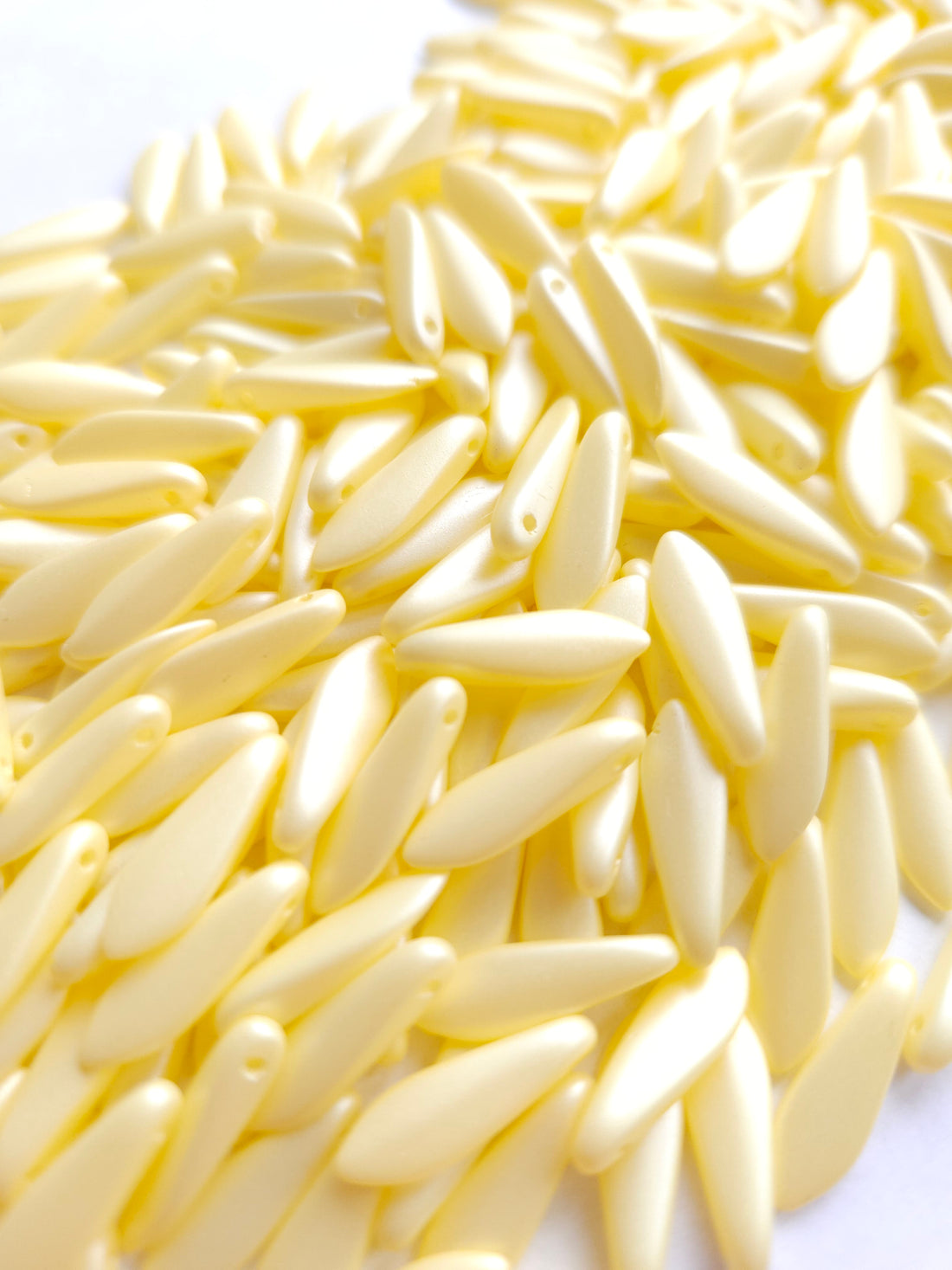 Dagger 5 x 16 mm Powdery Pastel Yellow