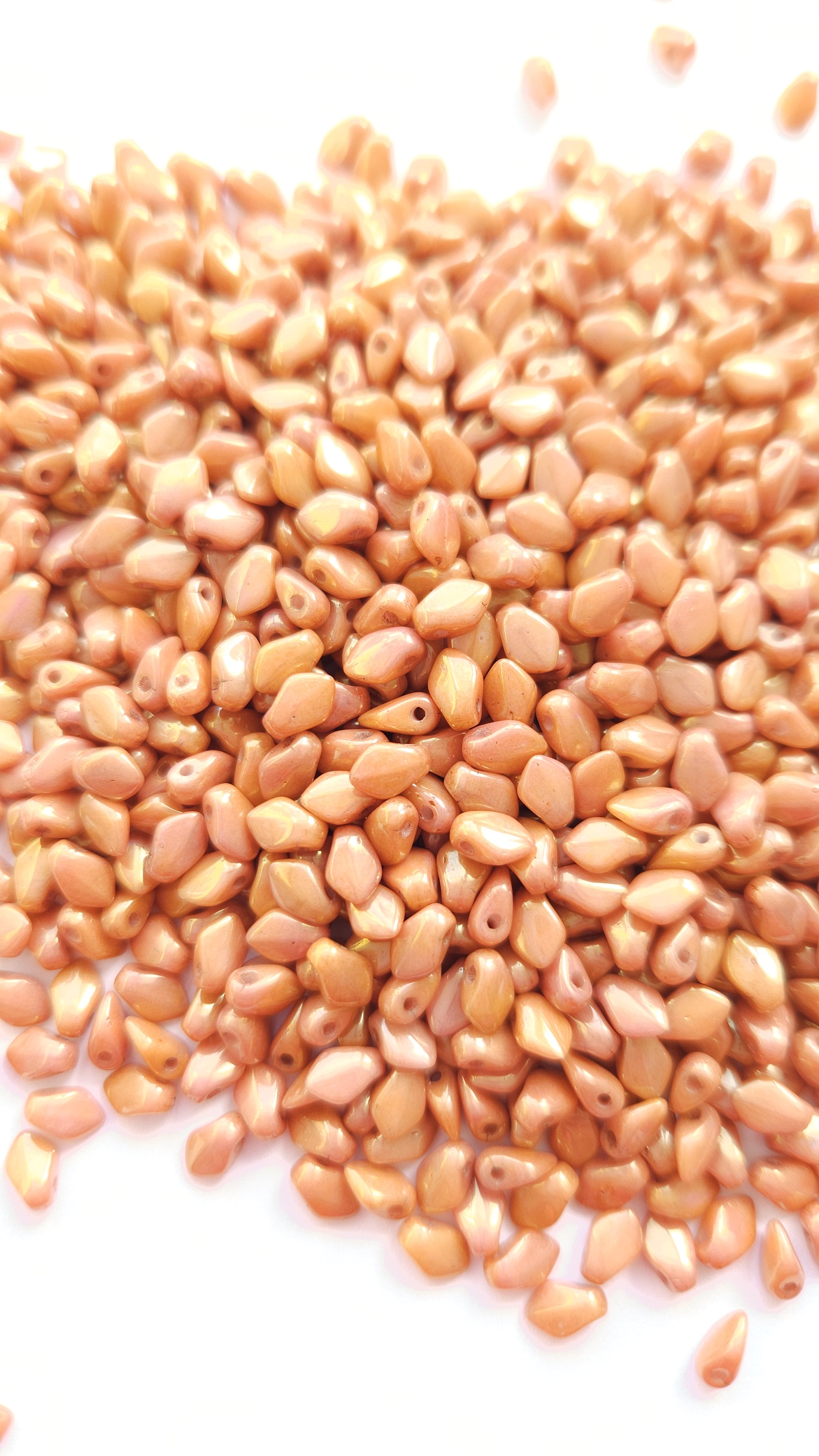 Gekko 3 x 5 mm Chalk White Gold Luster 14497