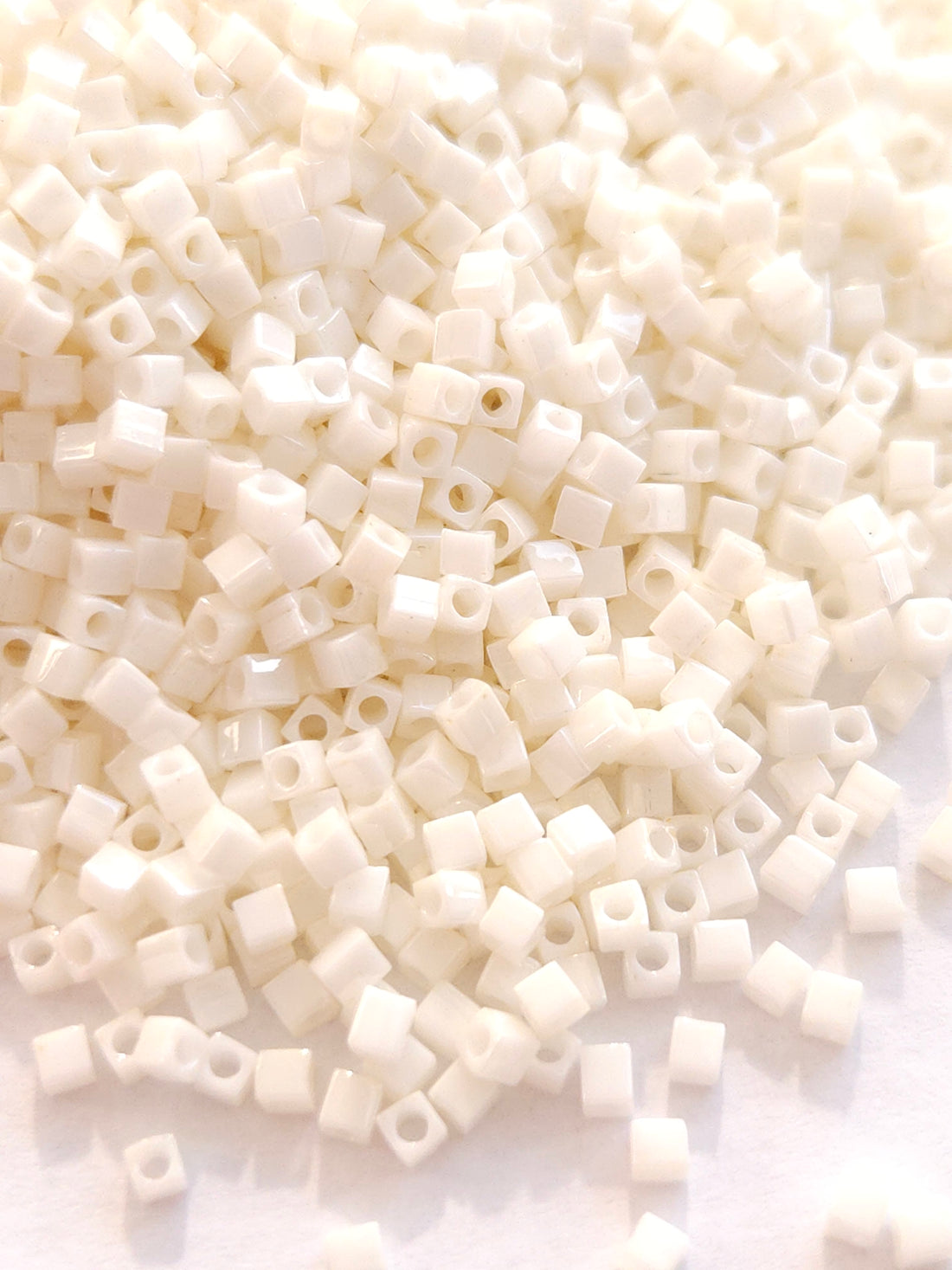 Miyuki Cubes 1,8mm Cream Ceylon
