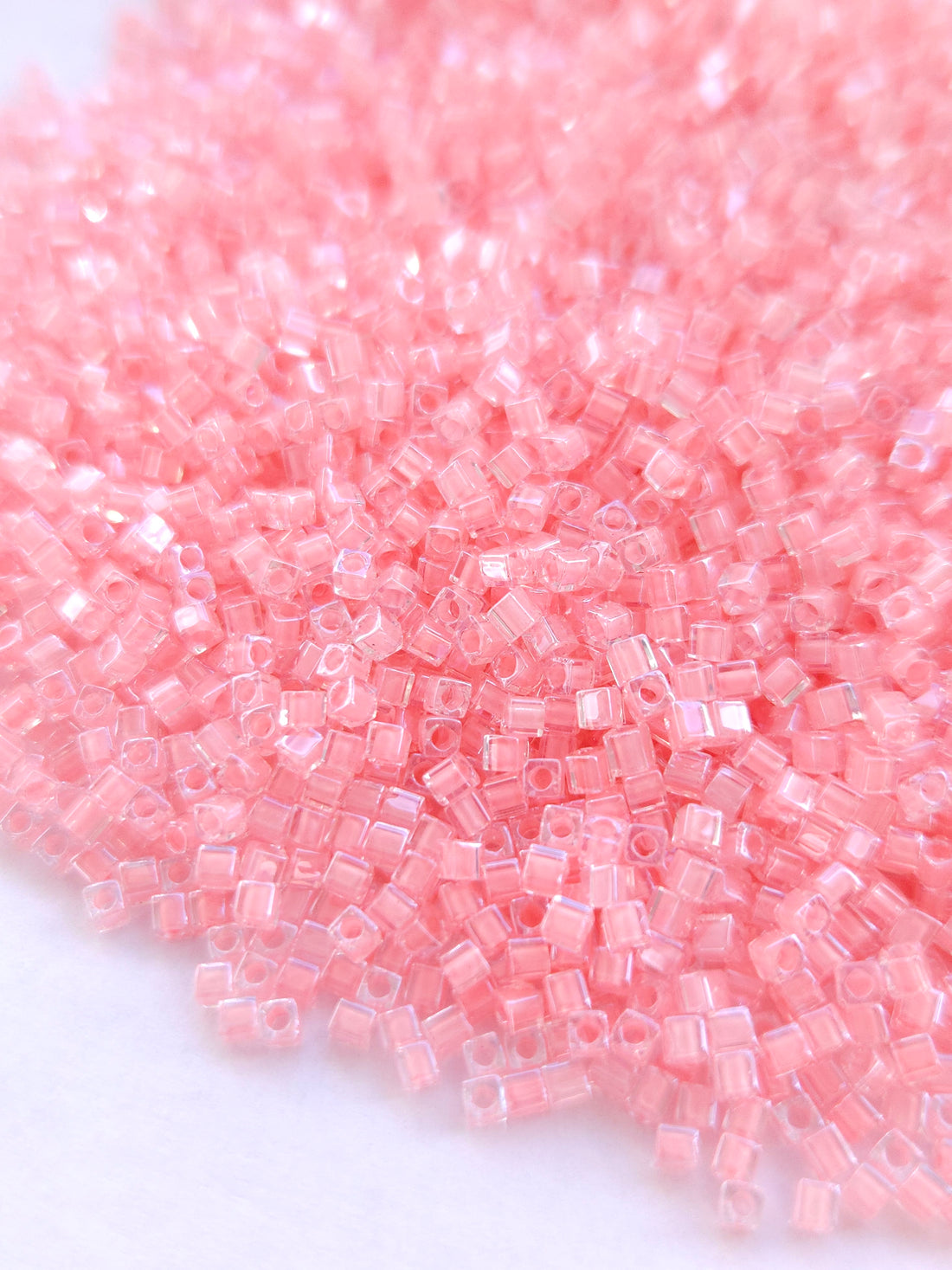 Miyuki Cubes 1,8mm Baby Pink lined Crystal