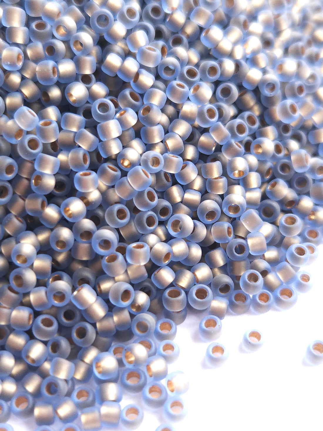 TOHO Rocailles 8/0 Gold Lined Rainbow Frosted lt Sapphire