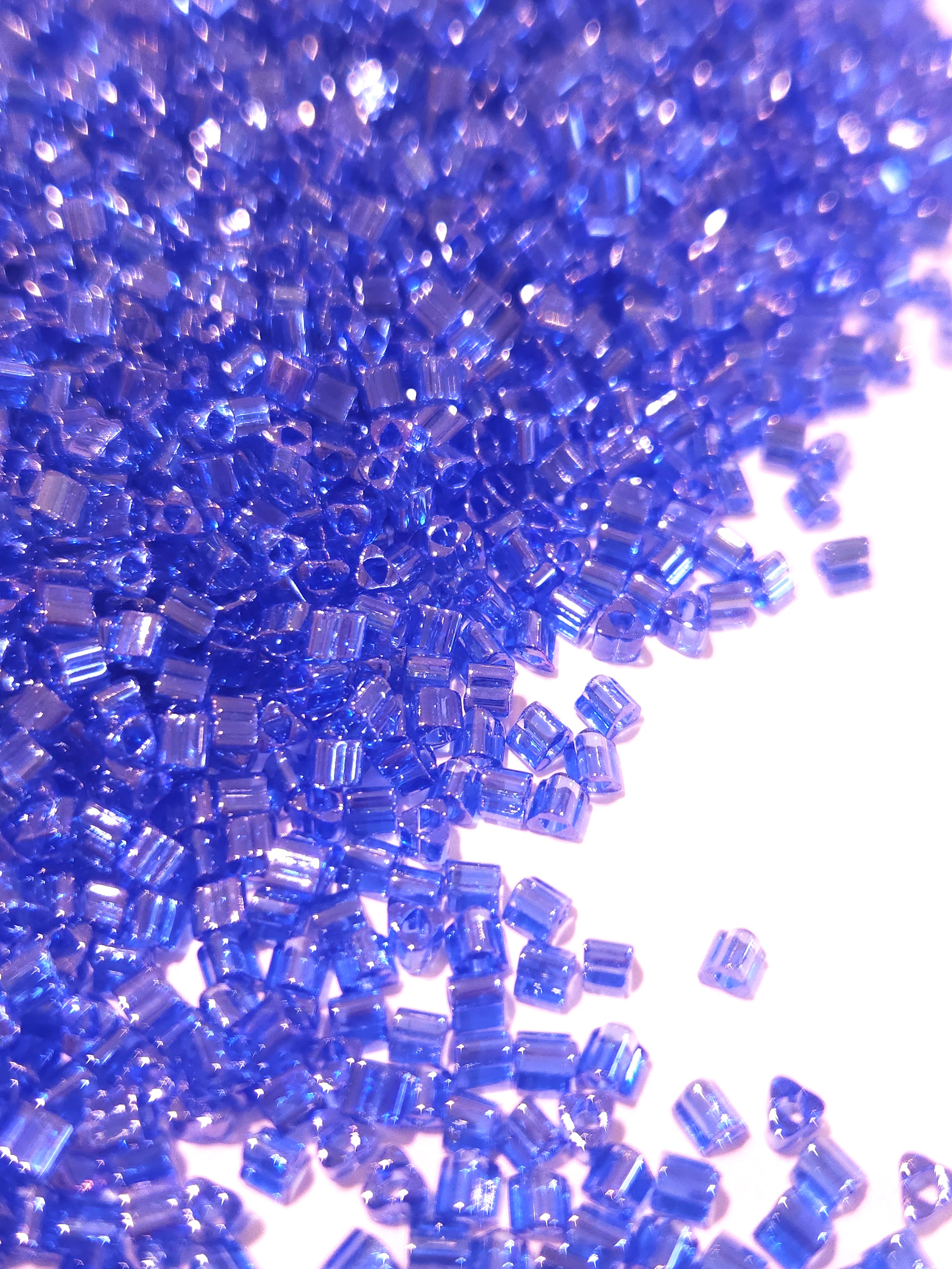 TOHO 8/0 Triangle Beads Transparent Luster Sapphire