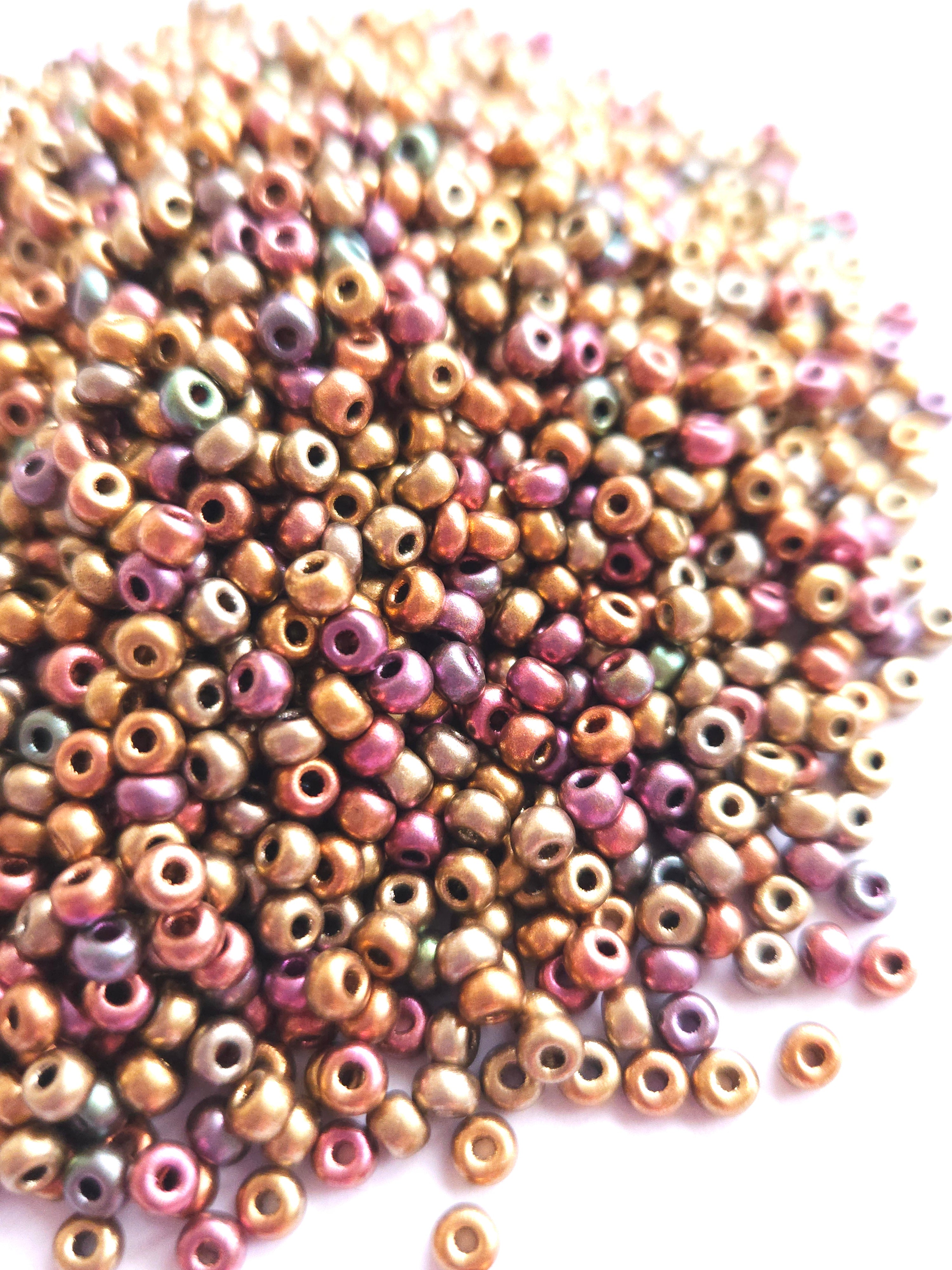 Tsjechische Rocailles 6/0 Purple Iris Gold 01640