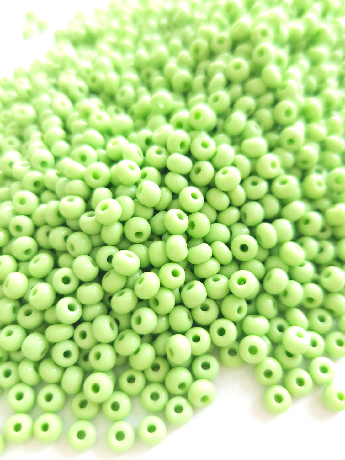 Tsjechische Rocailles 6/0 Opaque Lime