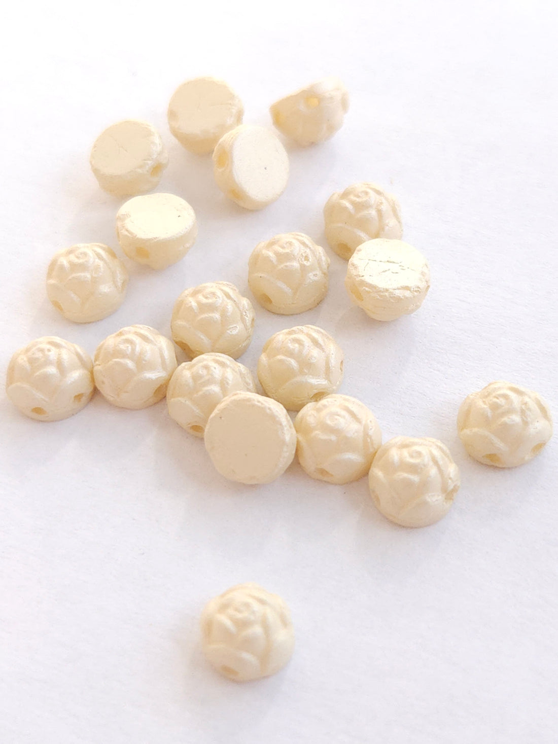 Bloemkraal 2 gats Cabochon 6mm Beige