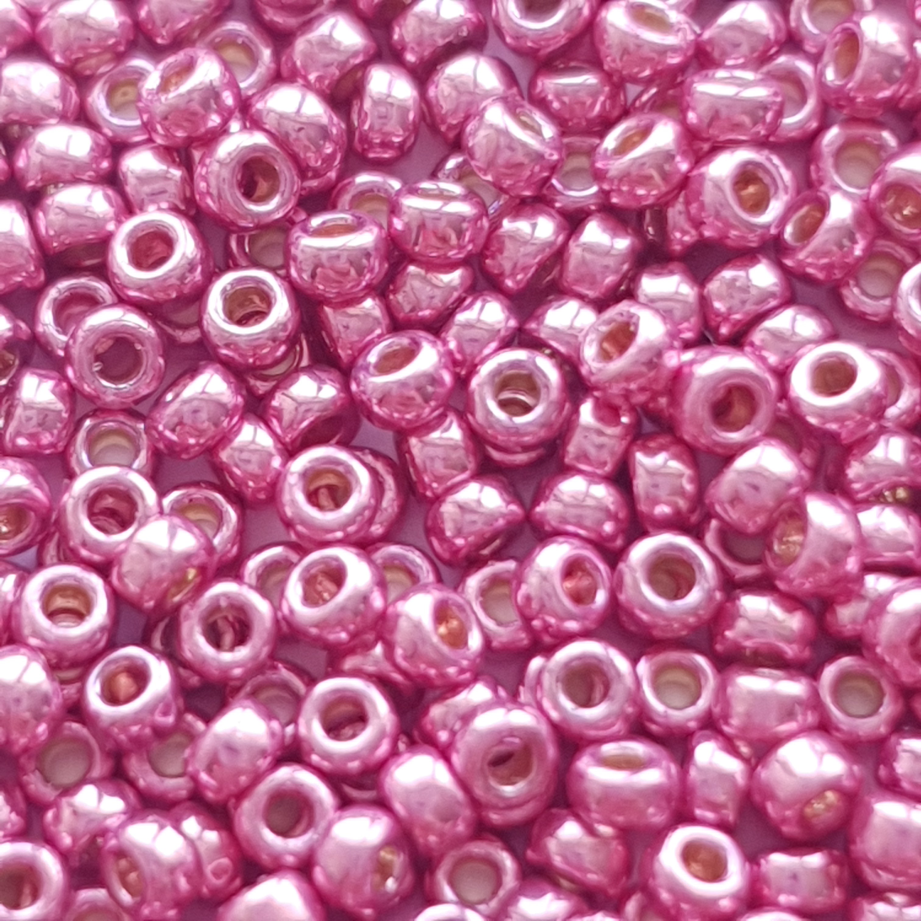 miyuki rocailles 15/0 - duracoat galvanized hot pink 4210