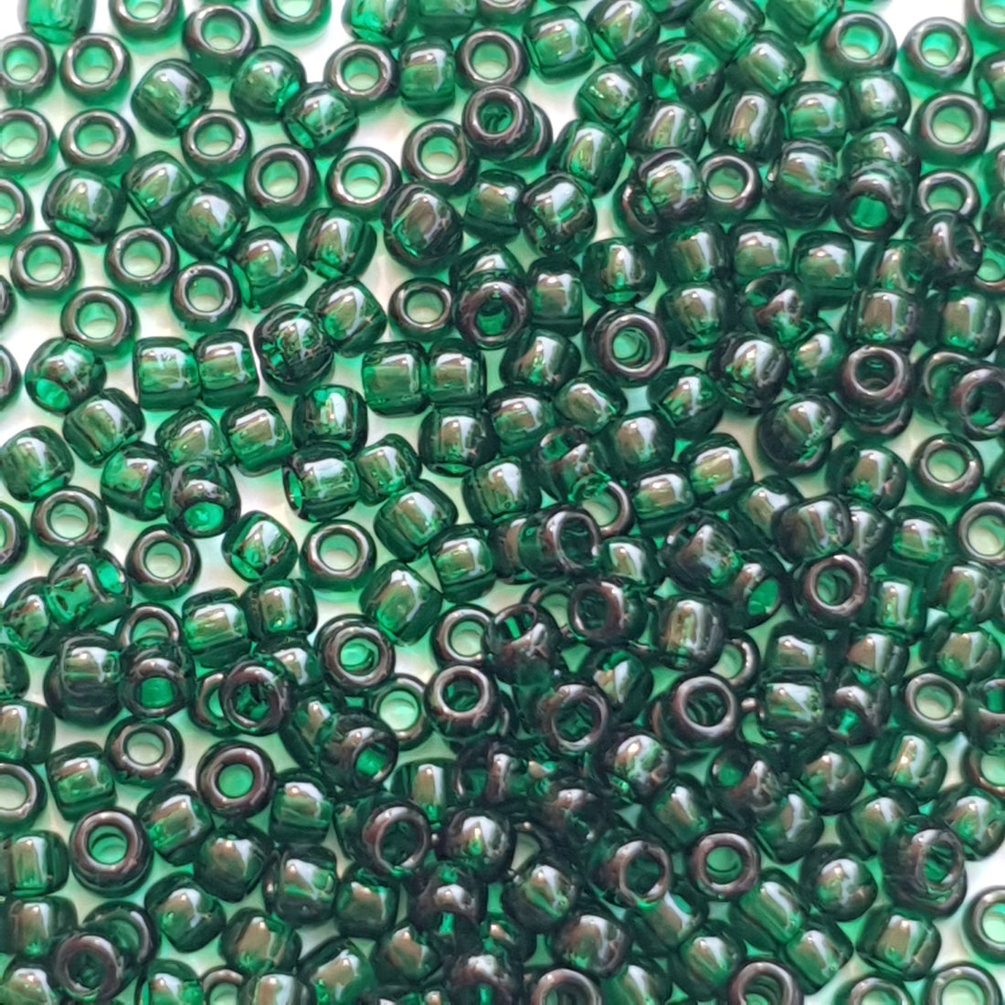 TR-08-939 : TOHO - Round 8/0 : Transparent Green Emerald