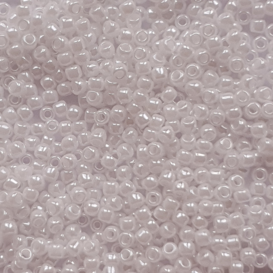 TR-11-121 : TOHO - Round 11/0 : Opaque-Lustered White