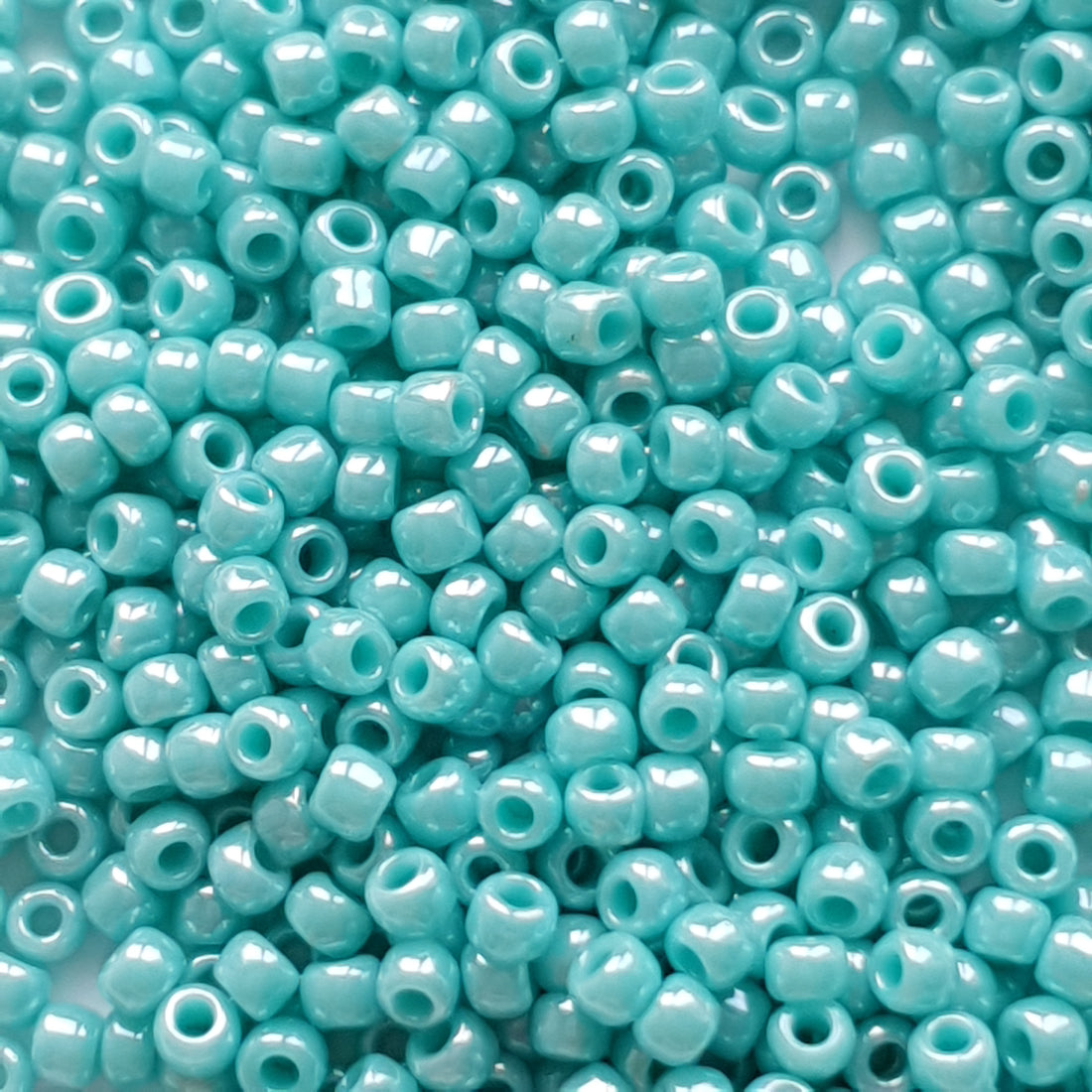 TR-11-132 : TOHO - Round 11/0 : Opaque-Lustered Turquoise