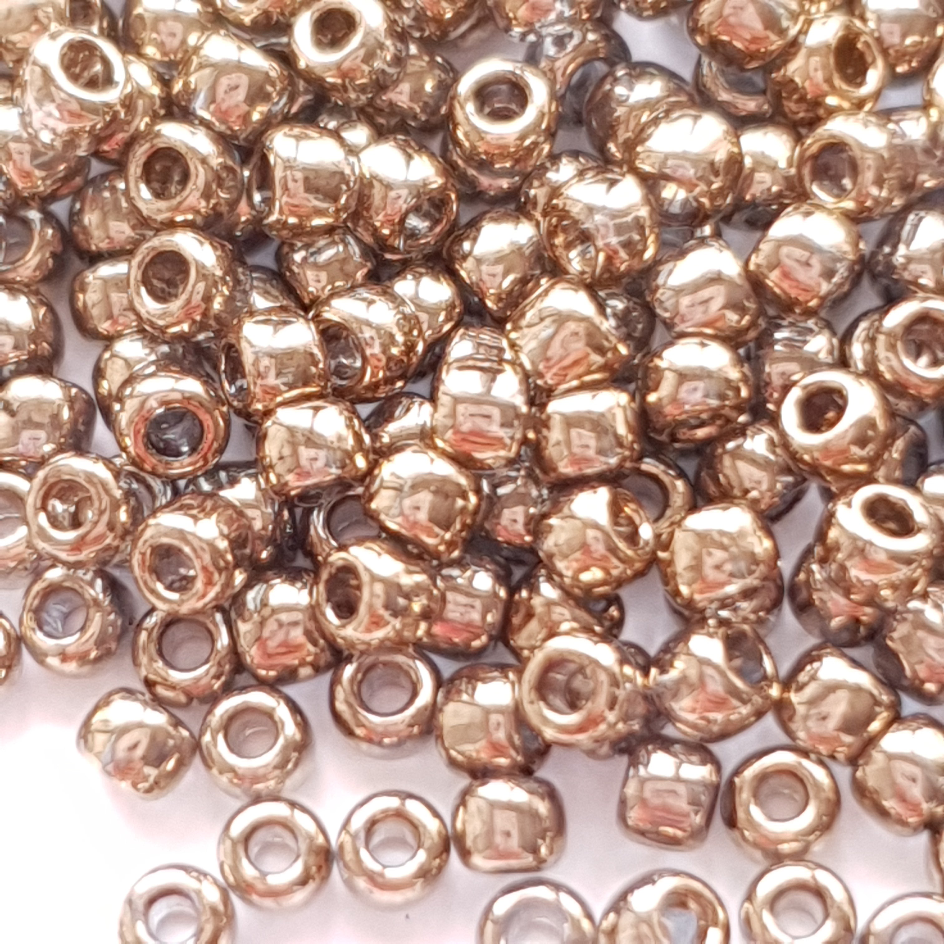 TR-11-204 : TOHO - Round 11/0 : Gold-Lustered Montana Blue