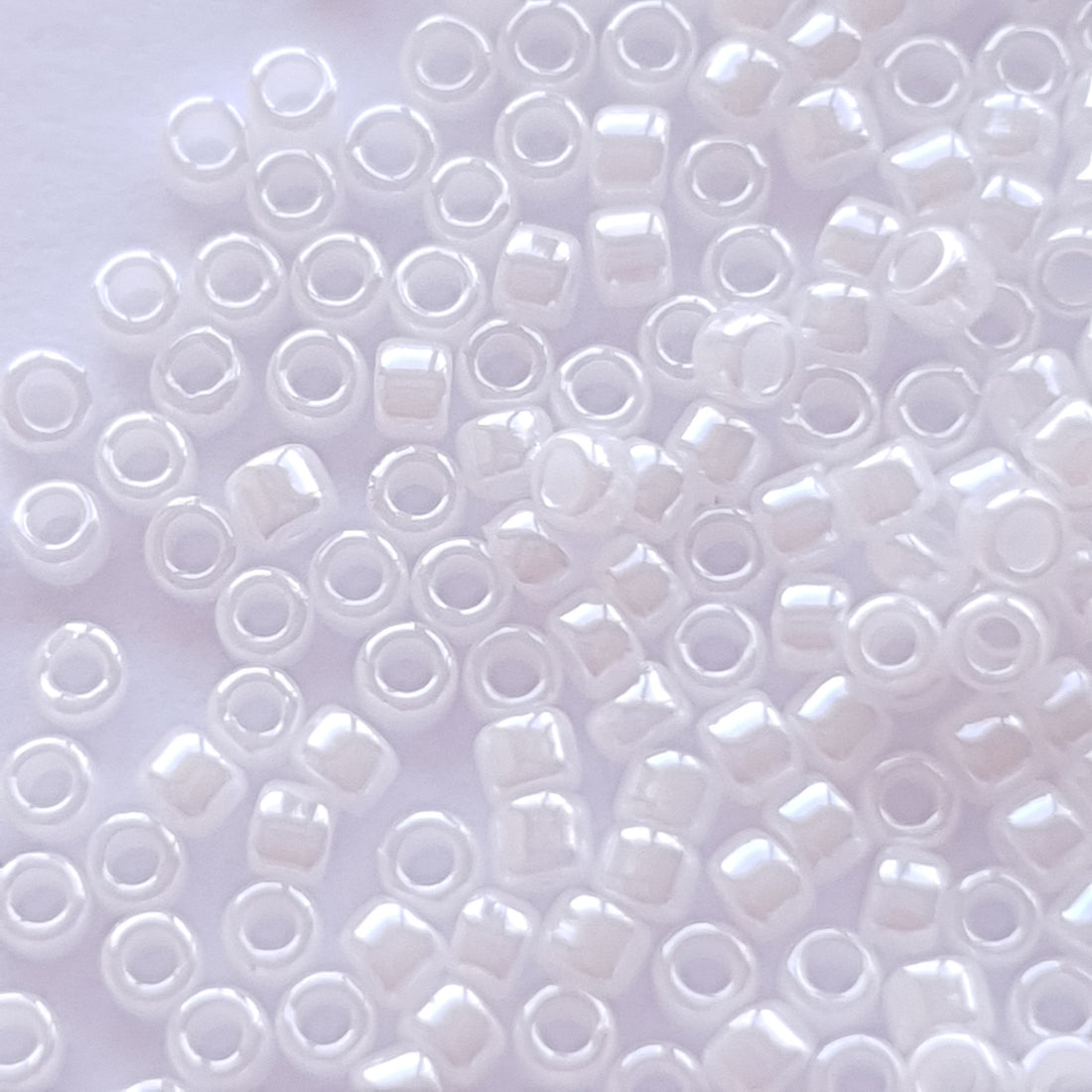 TR-15-121 : TOHO - Round 15/0 : Opaque-Lustered White