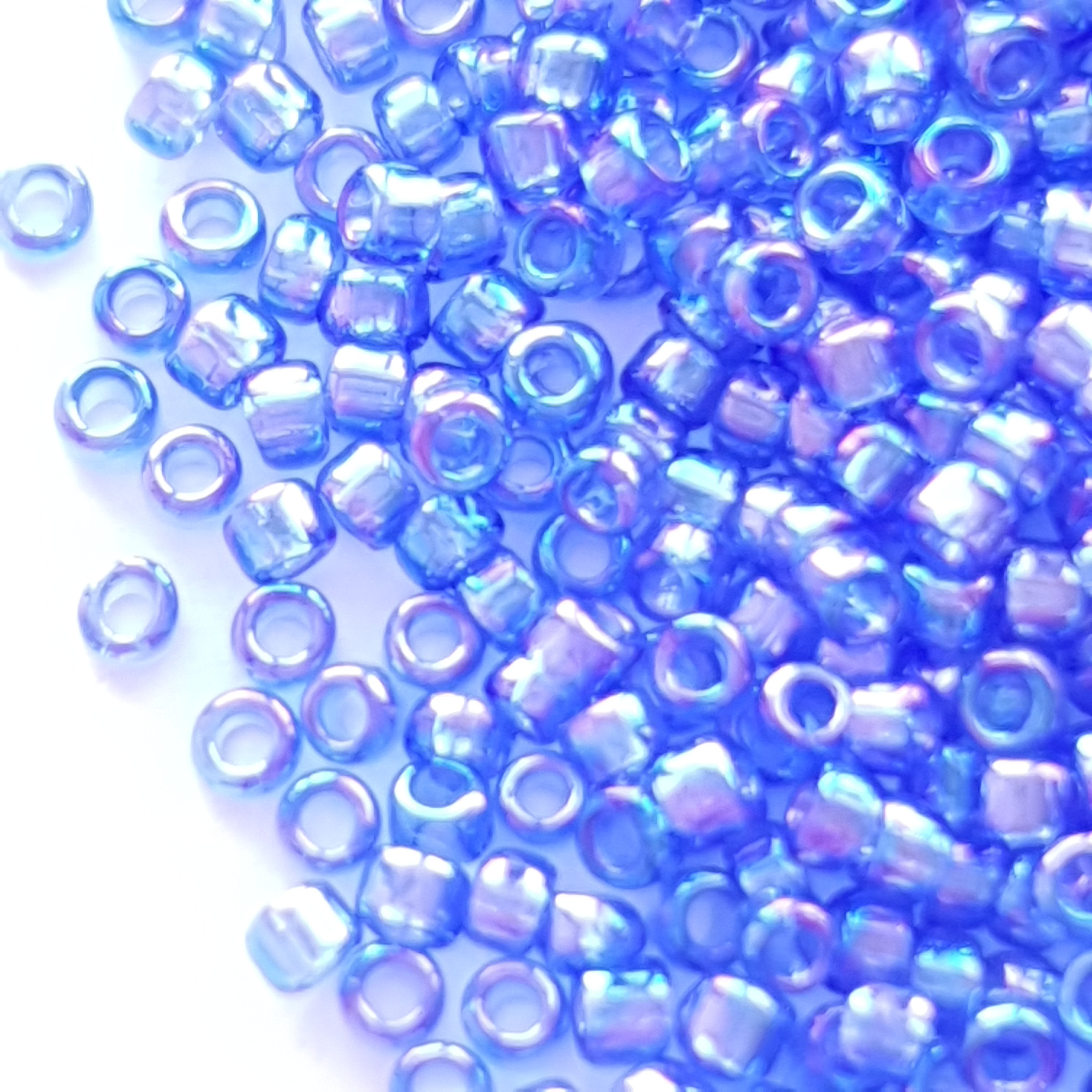 TR-15-178 : TOHO - Round 15/0 : Transparent-Rainbow Sapphire