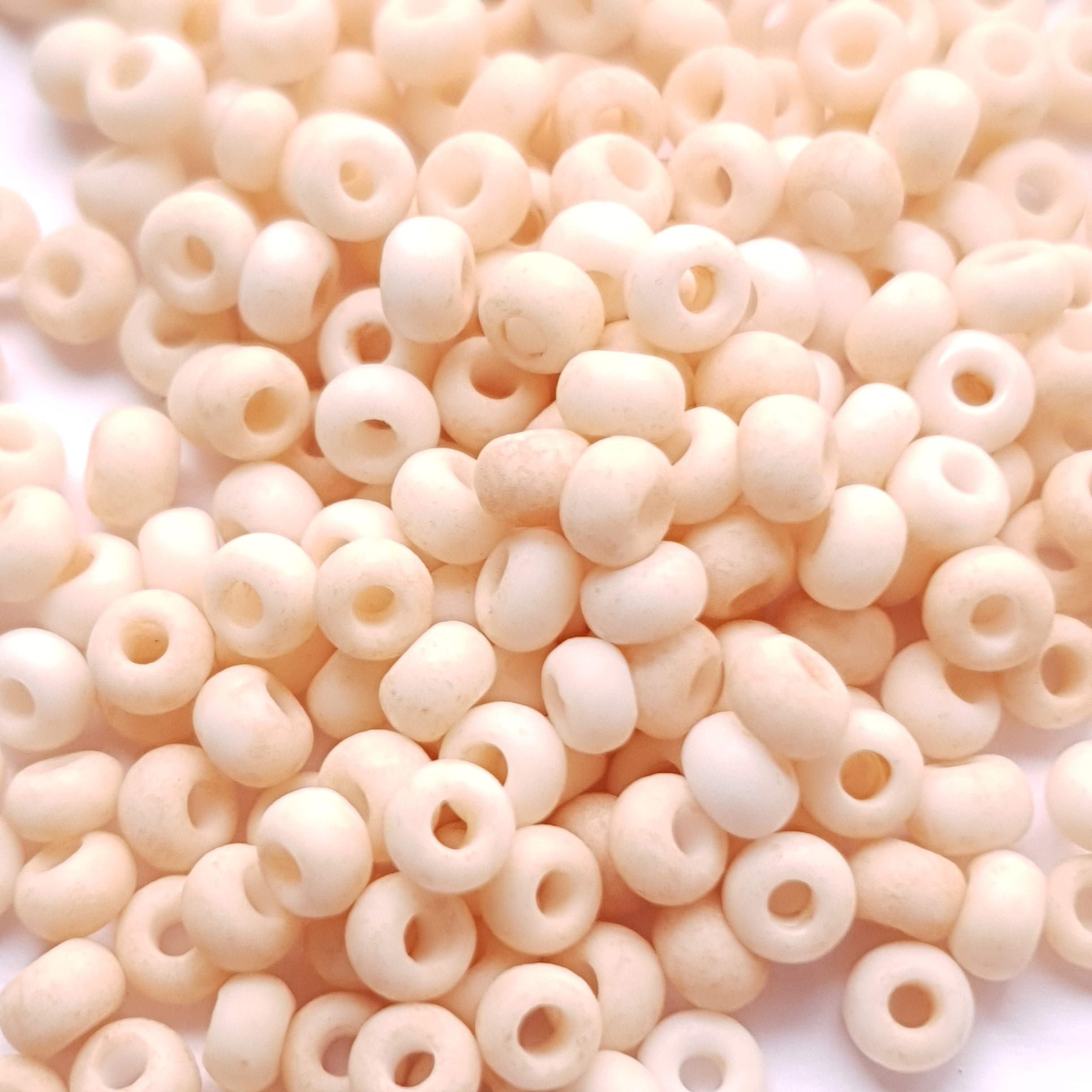 Tsjechische Rocailles 60 Chalk White Etched Champagne Luster 14413E