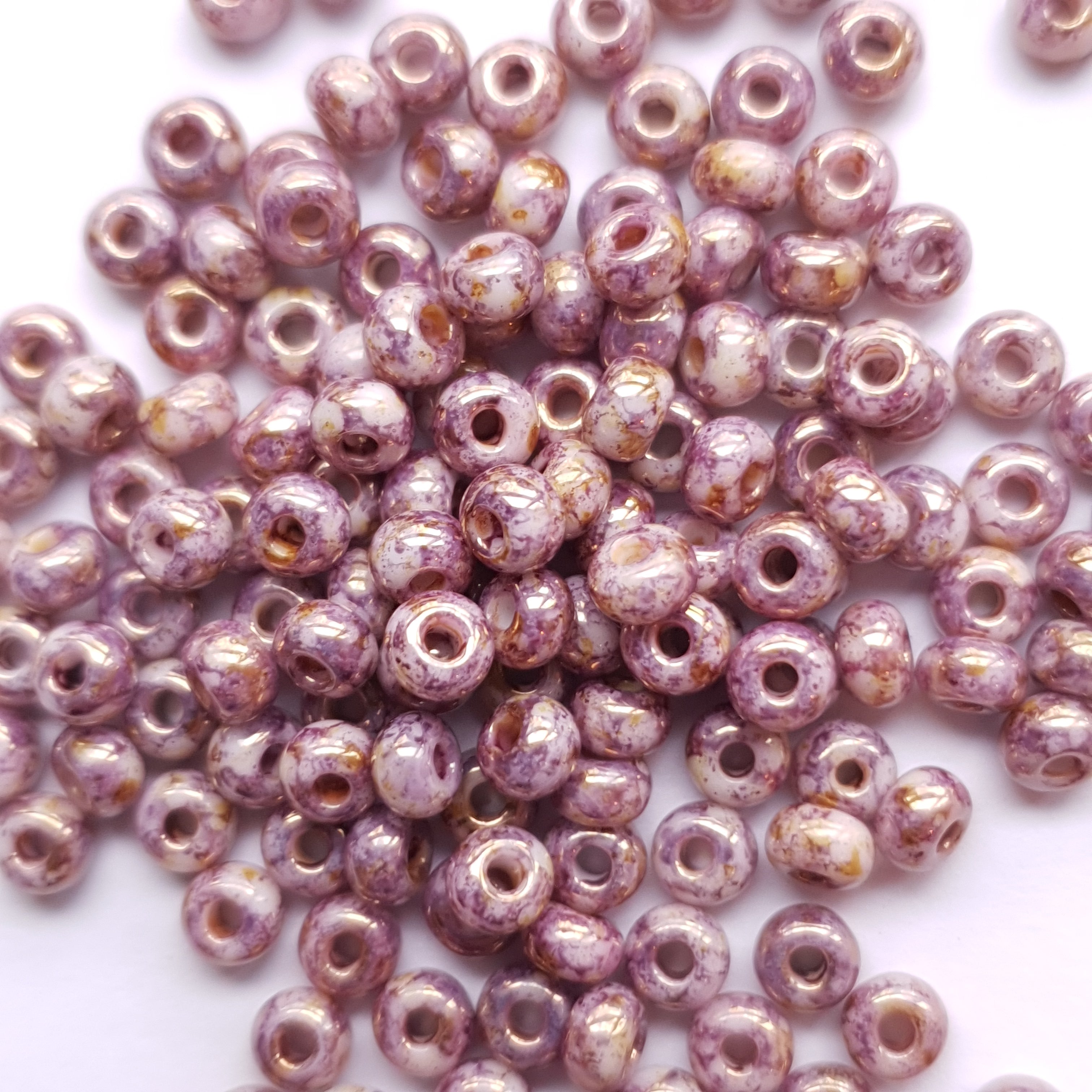 Tsjechische Rocailles 60 Chalk White Lila Gold Luster 15695