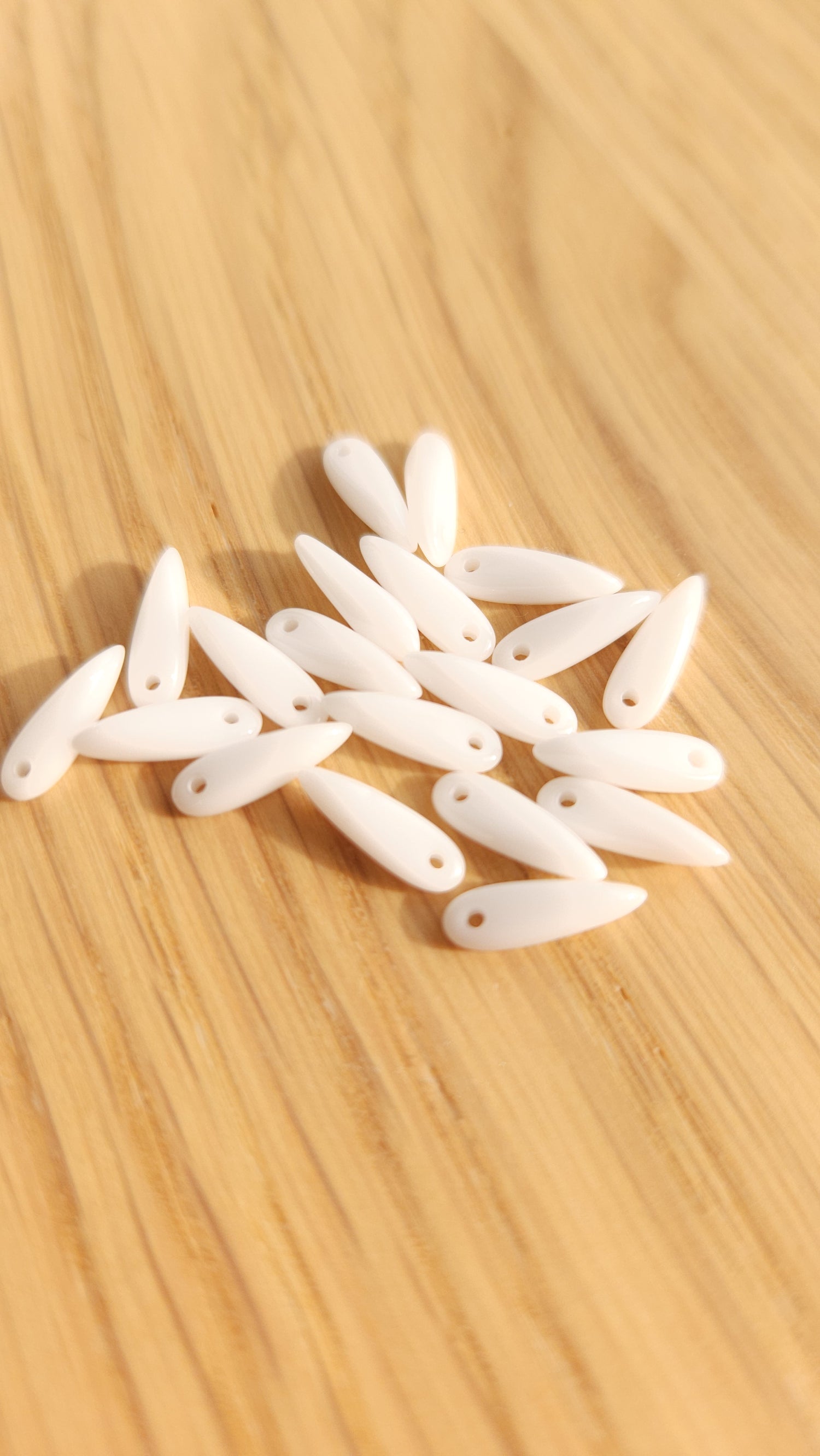 Dagger beads 3 x 11 mm Chalk White