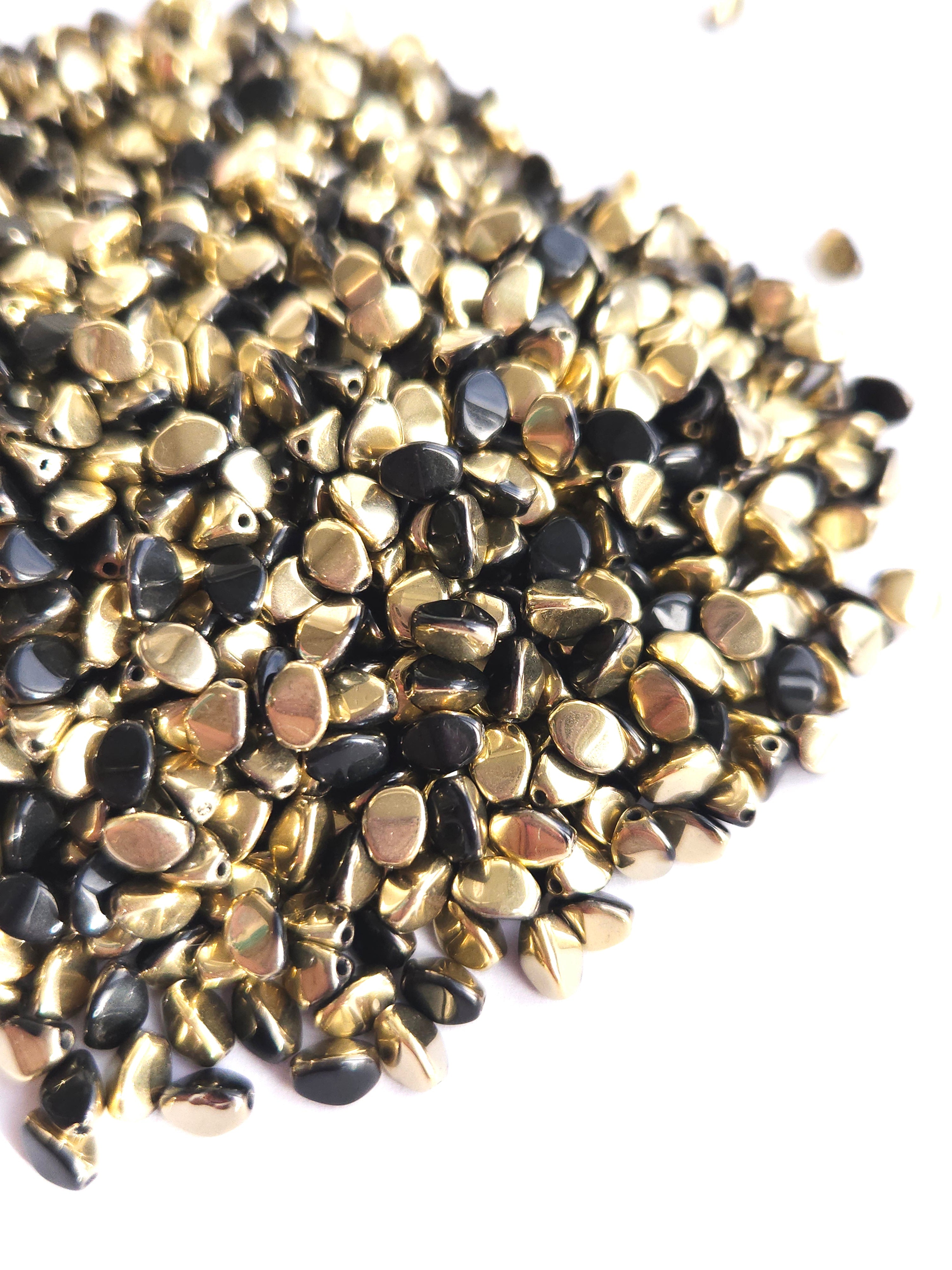 Beukenootje 5x3mm Jet Amber