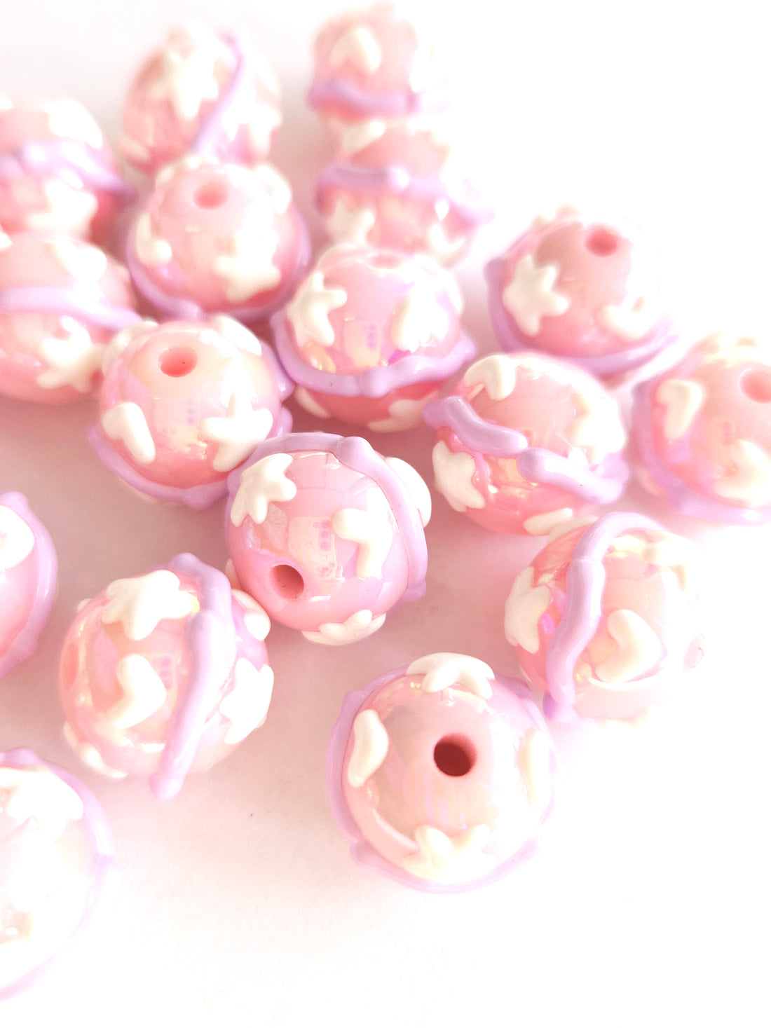 Jumbo Acryl kraal 18mm hand geschilderd roze met witte sterretjes