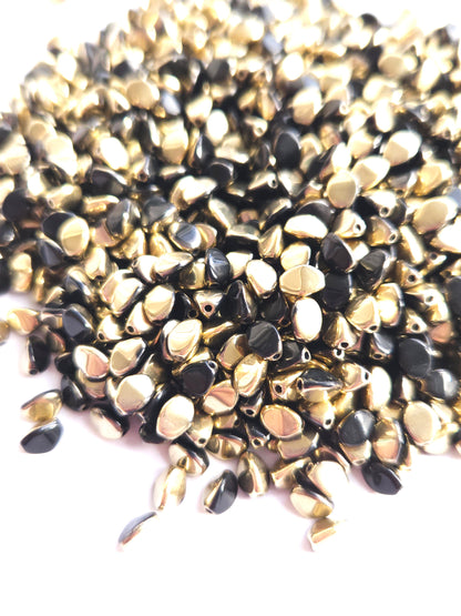 Beukenootje 5x3mm Jet Amber