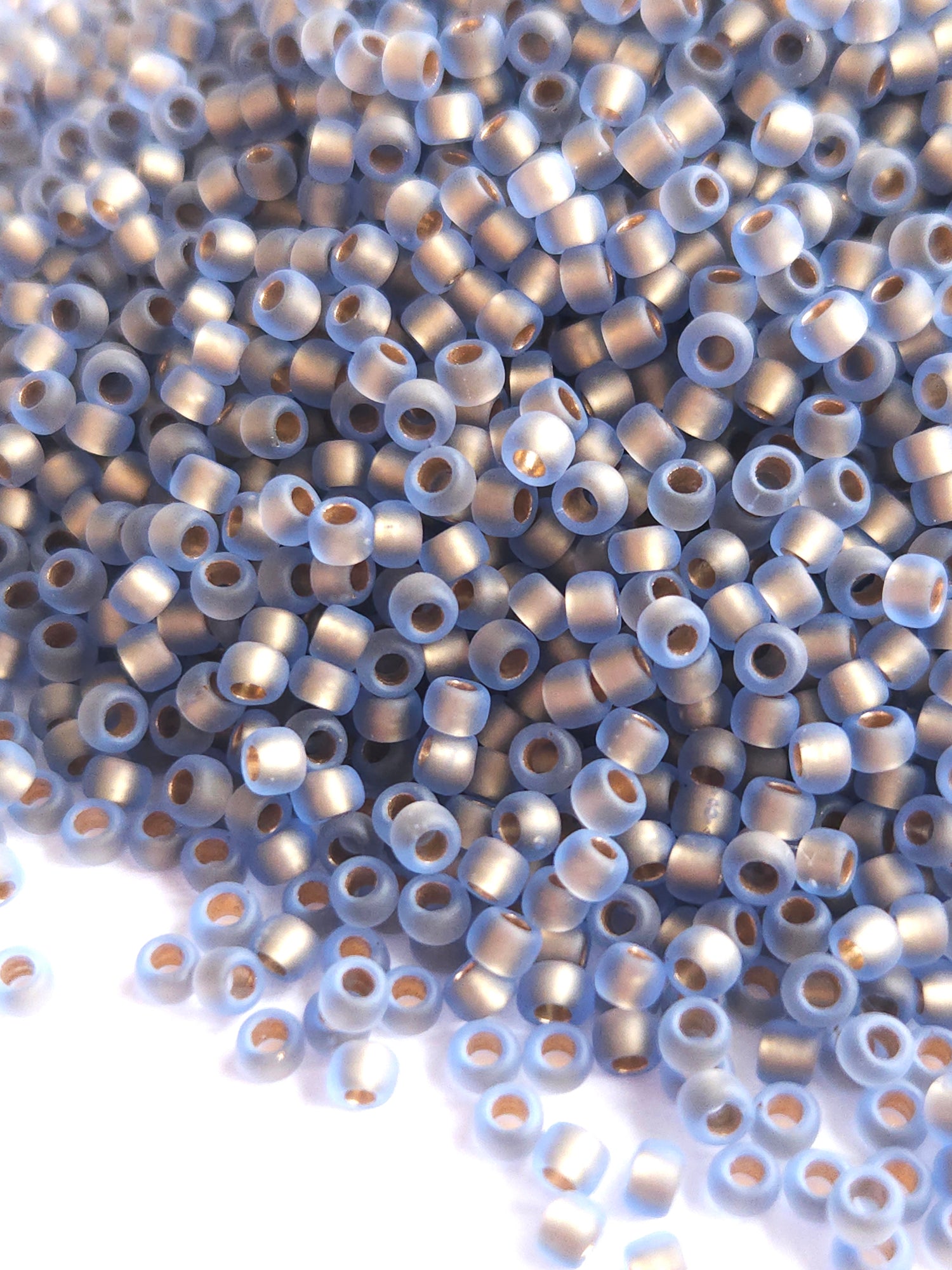 TOHO Rocailles 8/0 Gold Lined Rainbow Frosted lt Sapphire