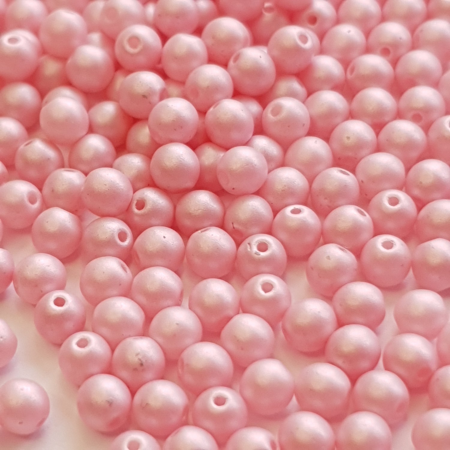 Glaskralen Rond 4mm Powdery Pastel Pink